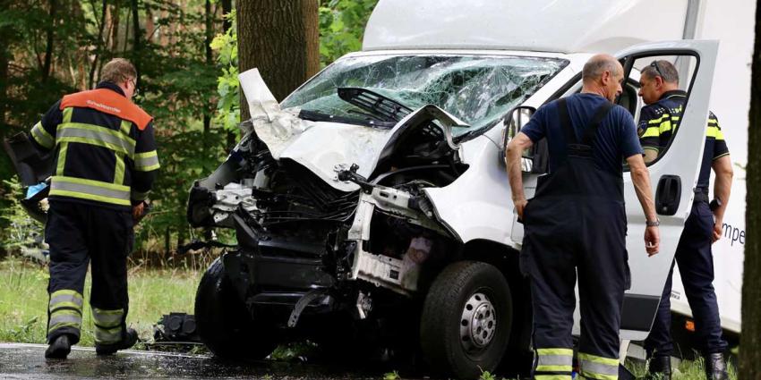 Chauffeur gewond na botsing tegen boom  