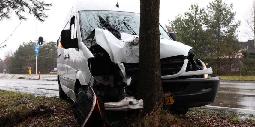 botsing-boom-bestelbus