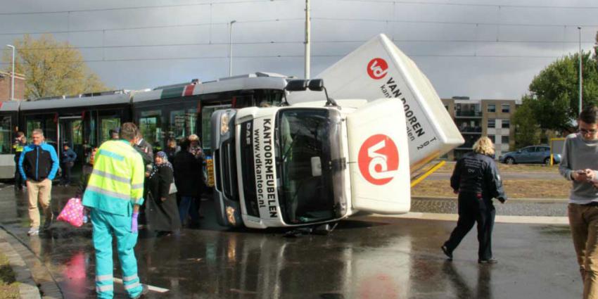 Tram ontspoort en vrachtwagen op zijn kant na aanrijding