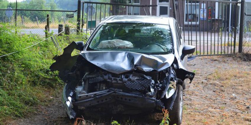 Automobilist ramt hekwerk na botsing met auto op kruispunt in Boxtel