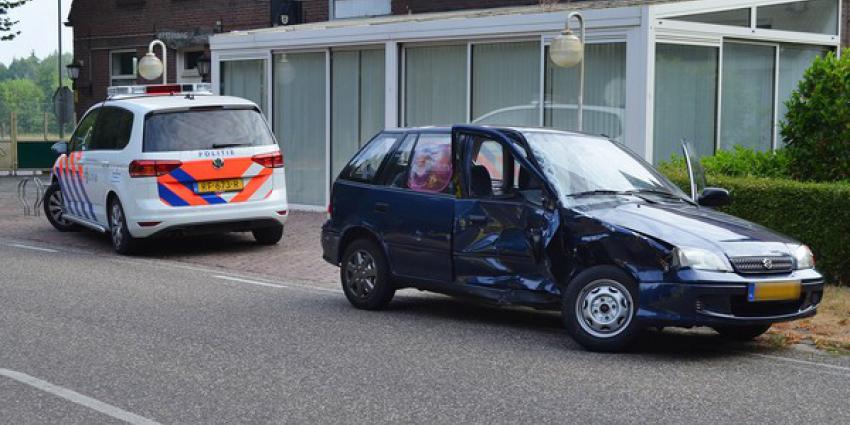 Automobilist ramt hekwerk na botsing met auto op kruispunt in Boxtel