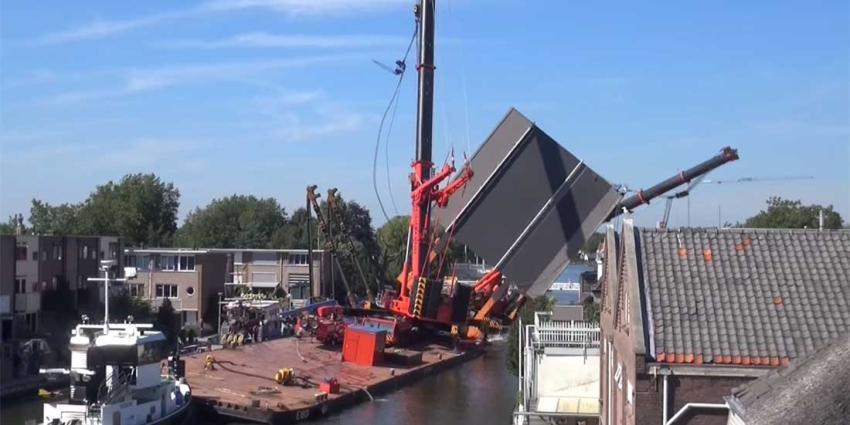 Inhijsen brugdeel Alphen a/d Rijn gaat fout kranen vallen om, meerdere gewonden
