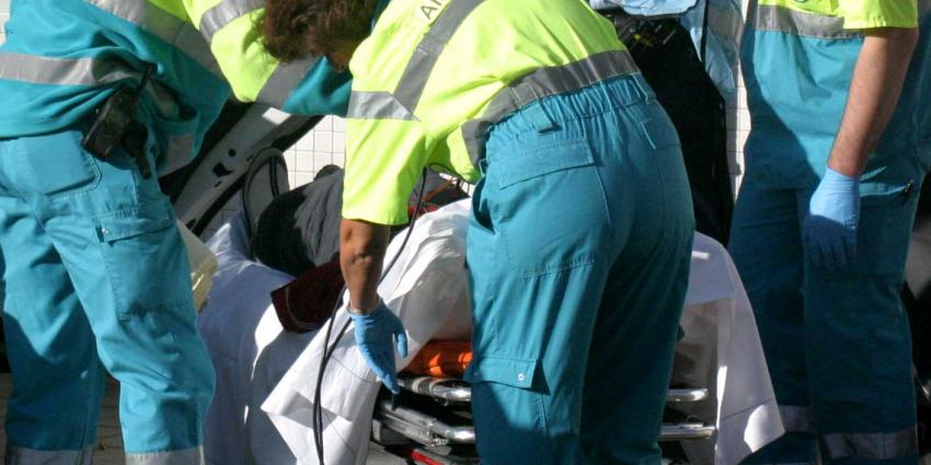 Fietsster (54) ernstig gewond na aanrijding door busje