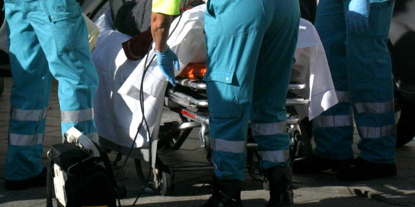 Man belemmert ambulancemedewerkers tijdens reanimatie