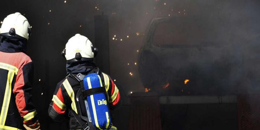 Auto in garage vat vlam bij werkzaamheden