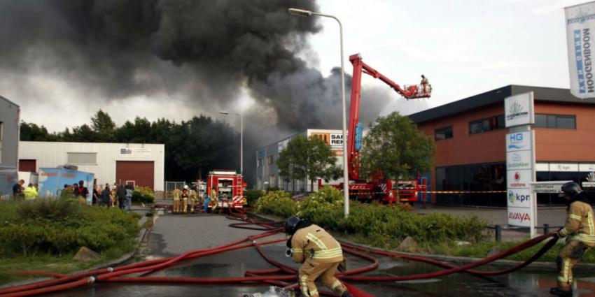 Grote brand bij bedrijf in Hellevoetsluis