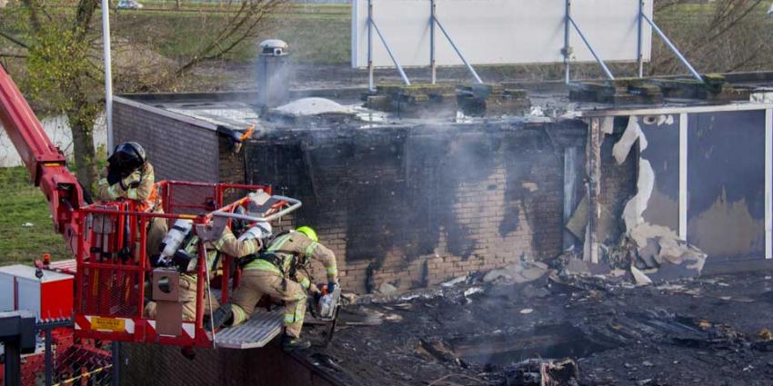 Brandweer redt zes honden uit brandend bedrijfspand Vlaardingen