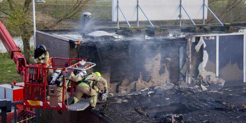 Brandweer redt zes honden uit brandend bedrijfspand Vlaardingen