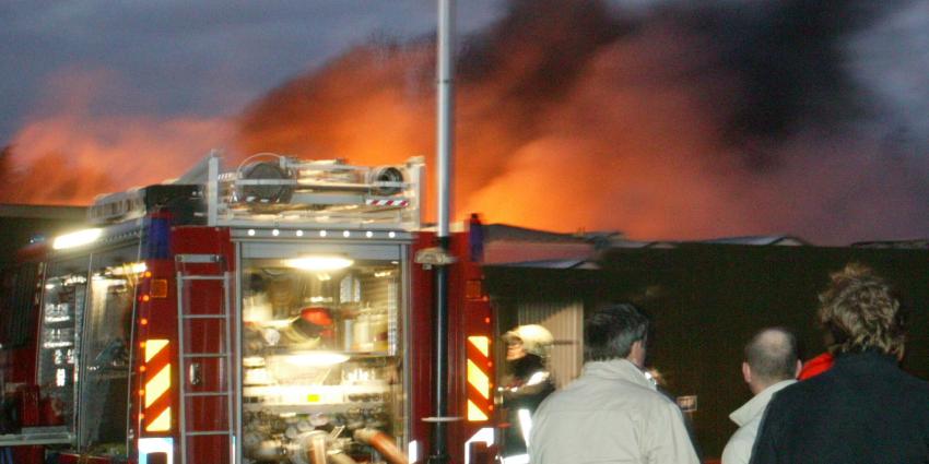 Dikke rookwolken boven Vondelpark door brand in schuur van Stadsdeel