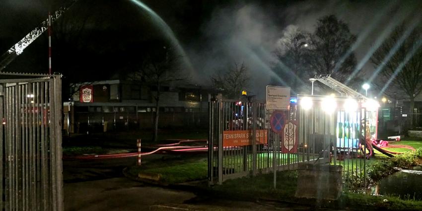 Foto van brand op sportcomplex Strandvliet | Miranda van der Sloot