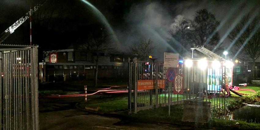 Foto van brand op sportcomplex Strandvliet | Miranda van der Sloot