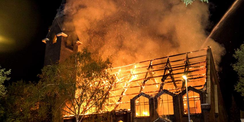 Complete kerk verwoest door zeer grote brand Rotterdam