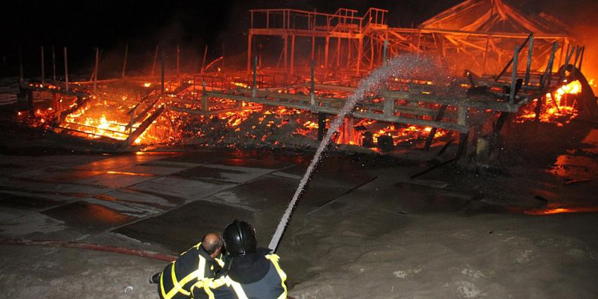 Foto van brand in strandtent | Archief Flashphoto.nl | www.flashphoto.nl