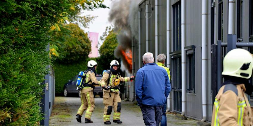 Veel rook bij grote brand bedrijfspand Eelde