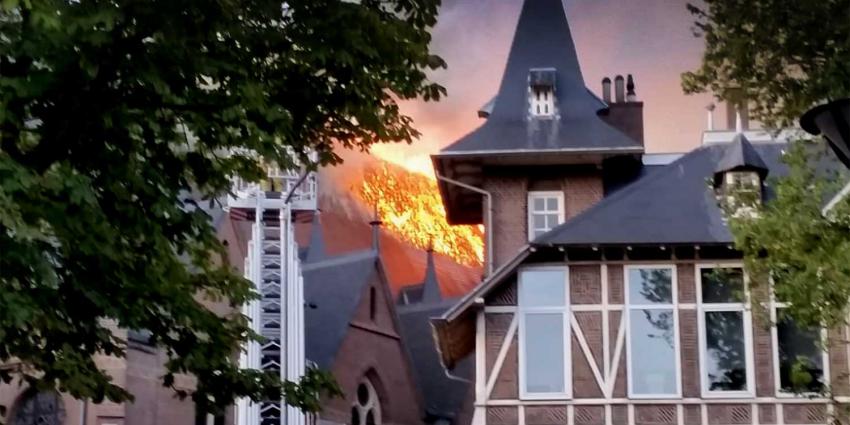 Brandweer rukt uit voor grote brand in kerk Amstelveen 