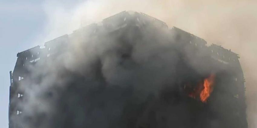 Brandweerlieden Londen gaan brand etage voor etage te lijf