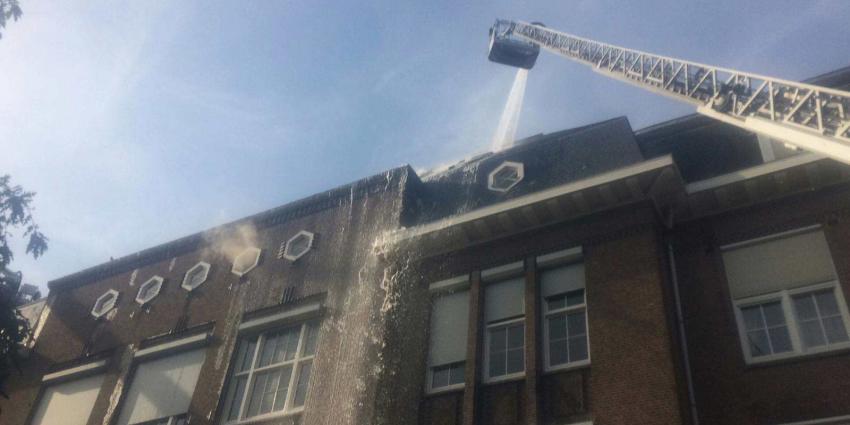 Brand op dak Fons Vitae Lyceum Amsterdam, 1 gewonde
