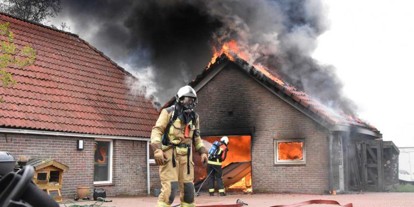 Grote brand legt schuur in as