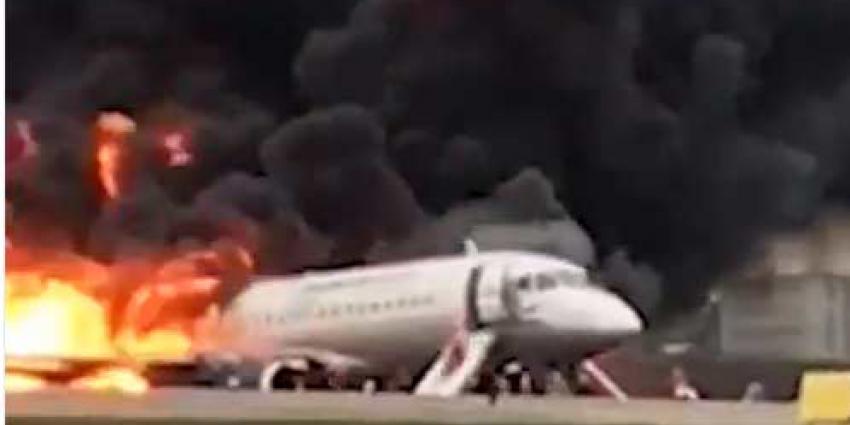 Vliegtuig keert brandend terug naar luchthaven. Zeker 13 doden