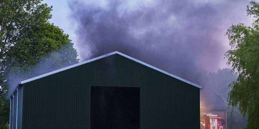 Brandweer blust brand in loods op boerderij in Schijndel 