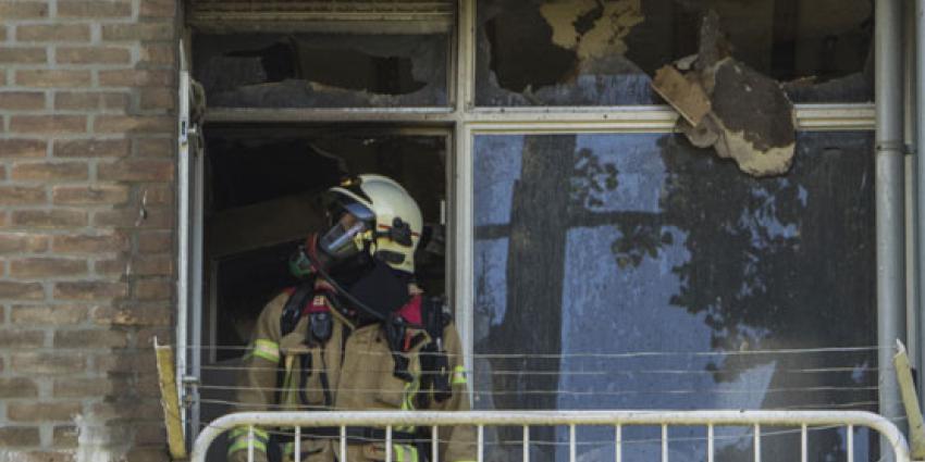 Brandweer haalt bewusteloze man uit zijn woning bij brand