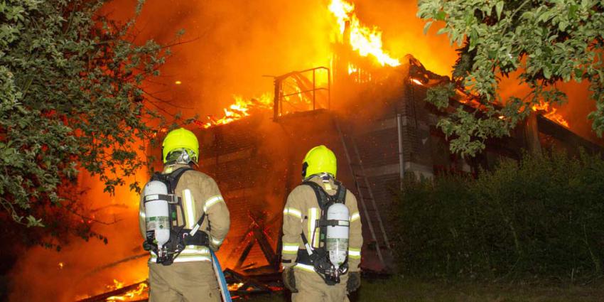 Grote brand verwoest pand scoutingvereniging in Schiedam