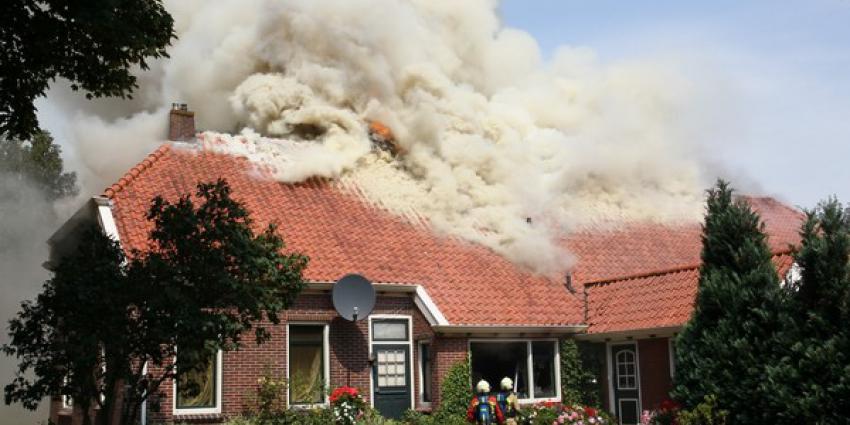 Boerderij in Drouwenerveen raakt onbewoonbaar door grote brand.