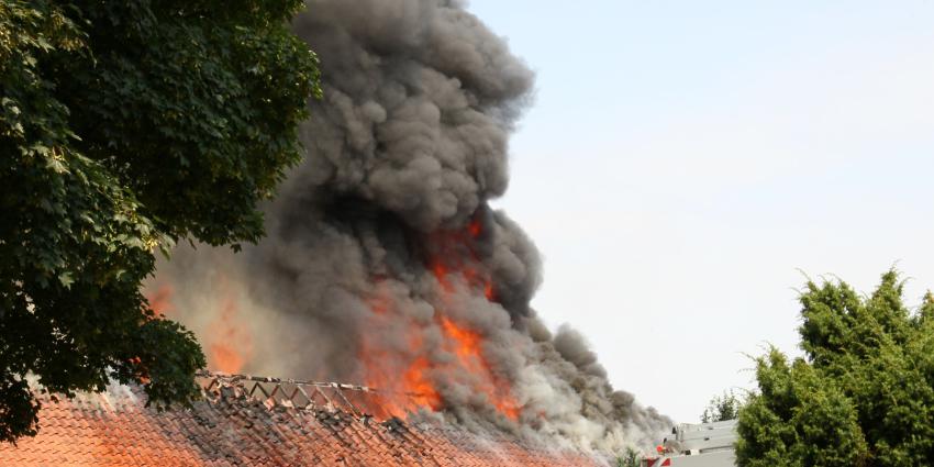 Boerderij in Drouwenerveen raakt onbewoonbaar door grote brand.
