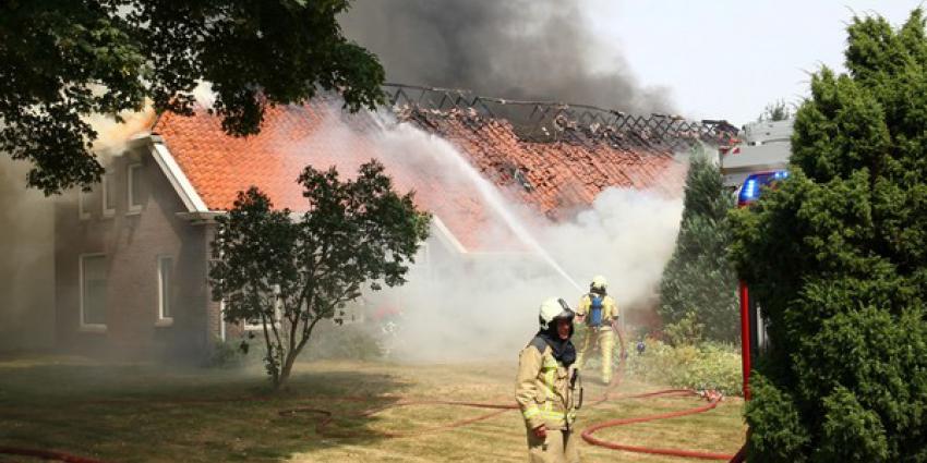 Boerderij in Drouwenerveen raakt onbewoonbaar door grote brand.