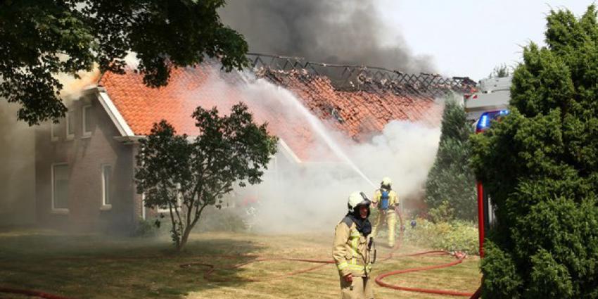 Boerderij in Drouwenerveen raakt onbewoonbaar door grote brand.