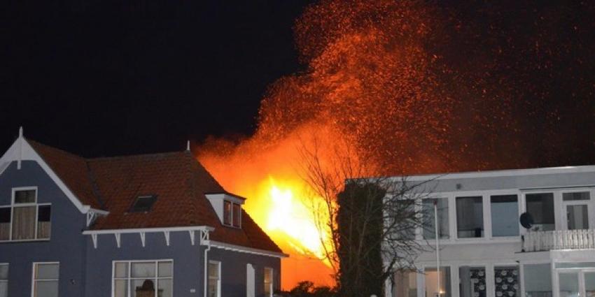 Felle uitslaande brand verwoest loods autosloperij Kiel-Windeweer