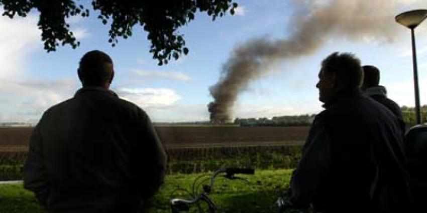 Grote brand in loods met verborgen hennepkwekerij mogelijk aangestoken