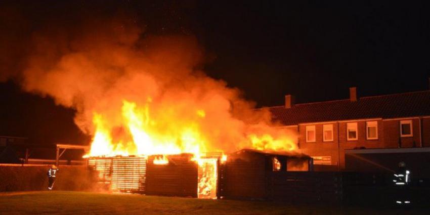 Uitslaande brand verwoest schuren in Wildervank