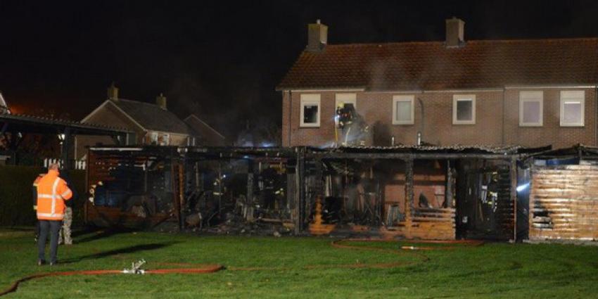 Uitslaande brand verwoest schuren in Wildervank