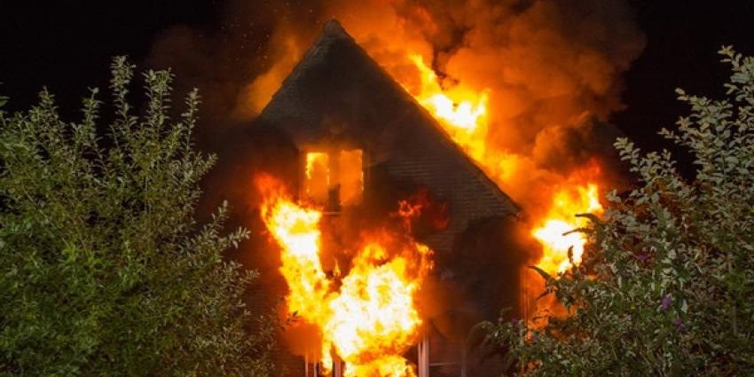 Uitslaande brand verwoest boerderij