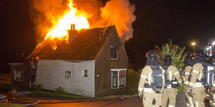 Uitslaande brand verwoest boerderij