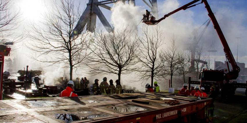 Flinke brand op ponton in Schiedam