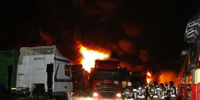 Zeker 50 trucks in brand in Schiedam
