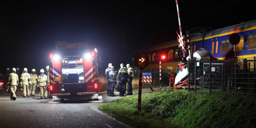 brandweer-spoorwegovergang-trein-donker
