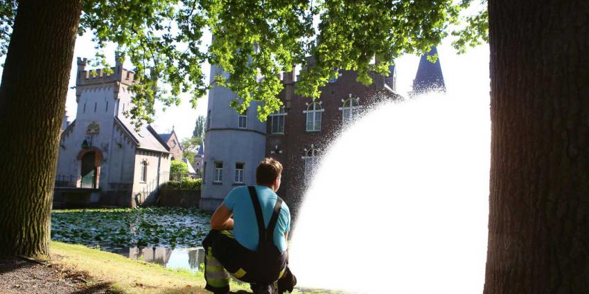 Brandweer redt vissen in vijver kasteel Stapelen in Boxtel