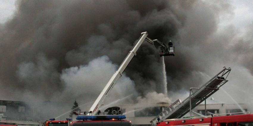 Grote brand verwoest carnavalswagens in Zaltbommel