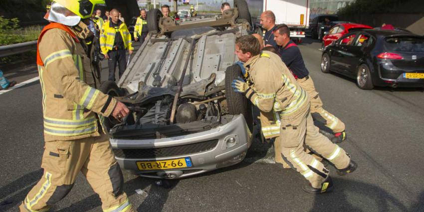 Auto belandt op de kop op A20 na aanrijding met vrachtwagen