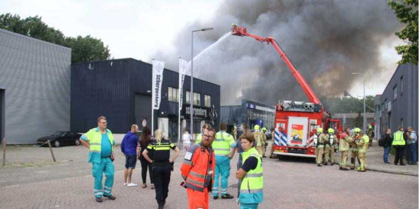 Drie gewonden, waaronder brandweerman, bij brand in garagebedrijf in Rotterdam