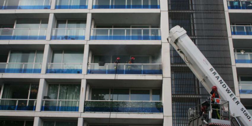 Bankje in brand op balkon flat Groningen