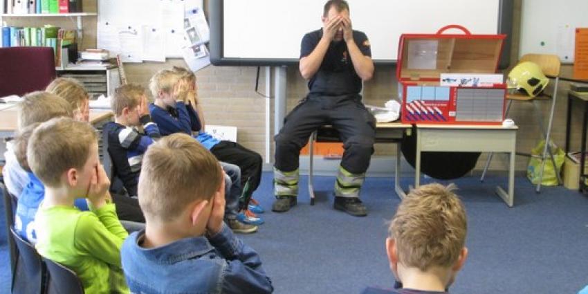 Brandweer geeft les op basisscholen 