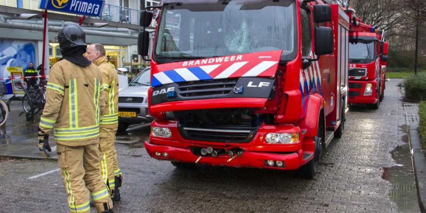 Brandweerauto vliegt uit de bocht tegen lantaarnpaal