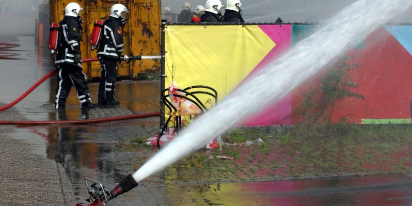 Foto van brandweerman blussen slang | Archief EHF