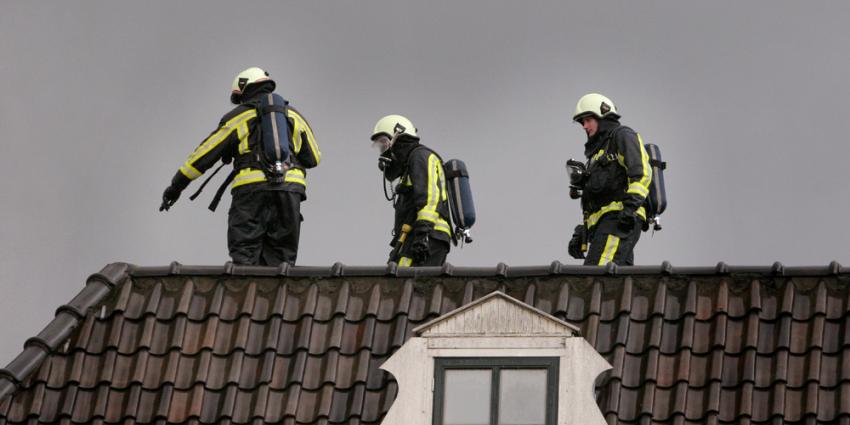 Foto van brandweermannen op dak | Archief EHF