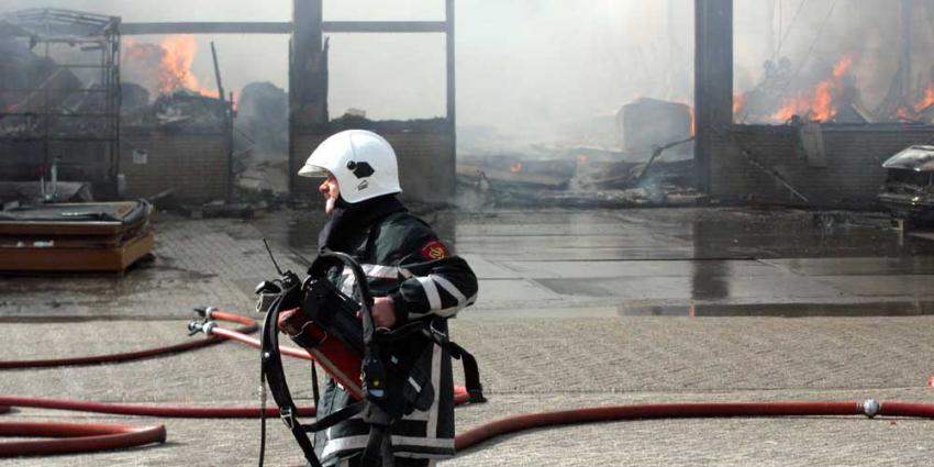 Foto van brandweerman perslucht gebouw | Archief EHF