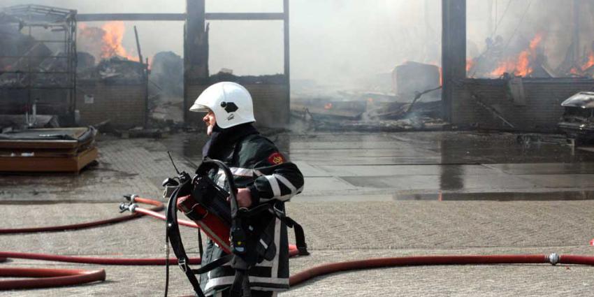 Foto van brandweerman perslucht gebouw | Archief EHF